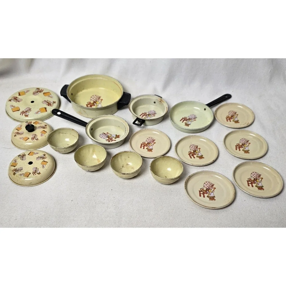 Vtg Holly Hobbie Sunbonnet Sue Metal Kitchen Set Cups Plates Pans‎ 17pc